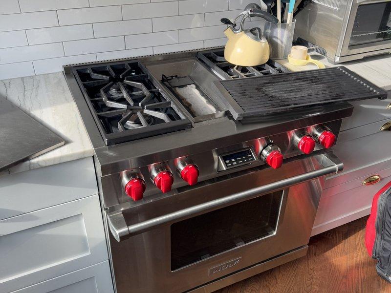 Wolf dual-fuel range with griddle service Manhattan